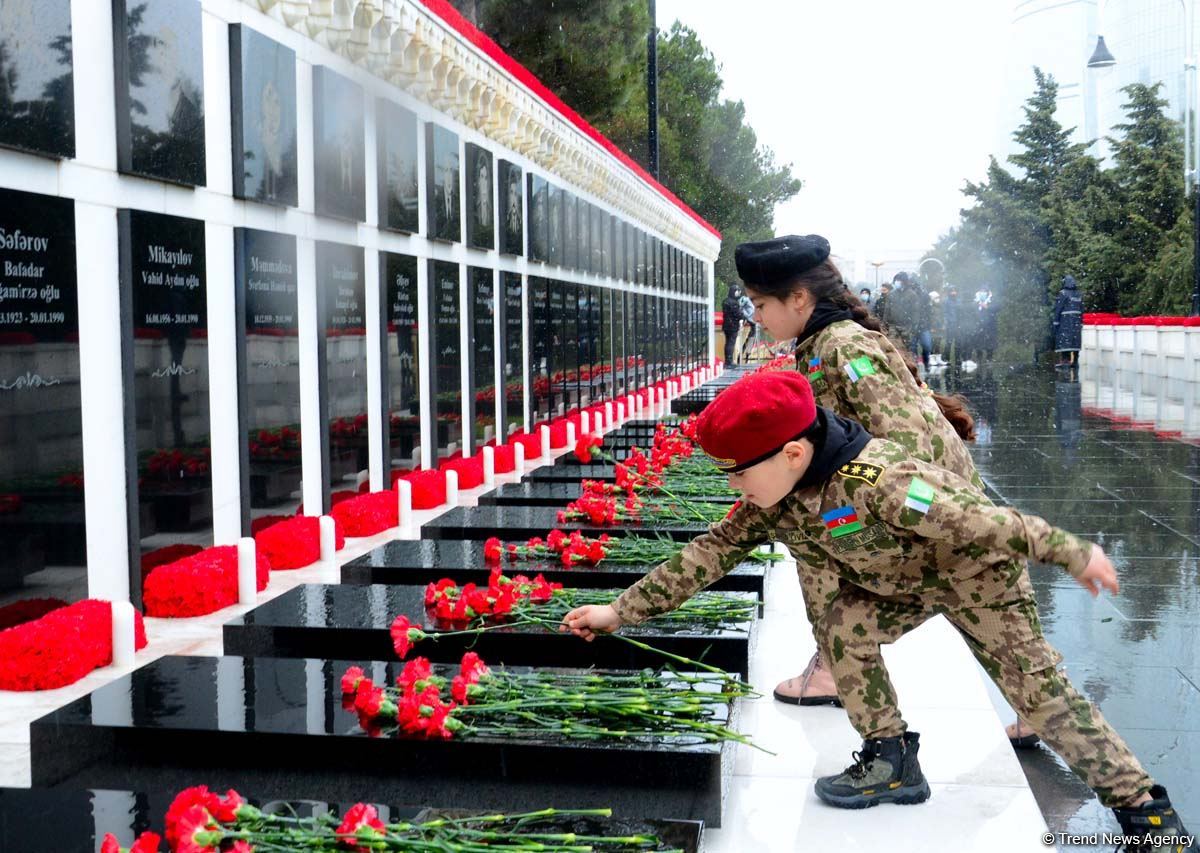 Azerbaijani people honoring memory of 20 January tragedy victims (PHOTOS)