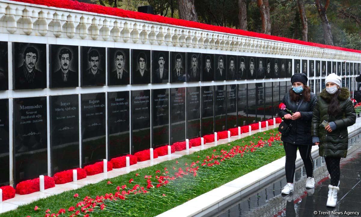 Azerbaijani people honoring memory of 20 January tragedy victims (PHOTOS)