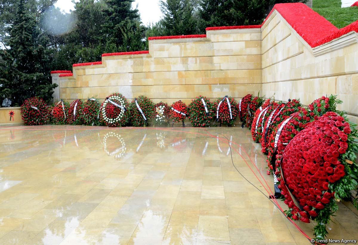 Azerbaijani people honoring memory of 20 January tragedy victims (PHOTOS)