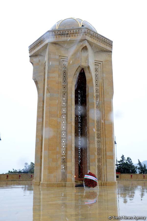 Azerbaijani people honoring memory of 20 January tragedy victims (PHOTOS)
