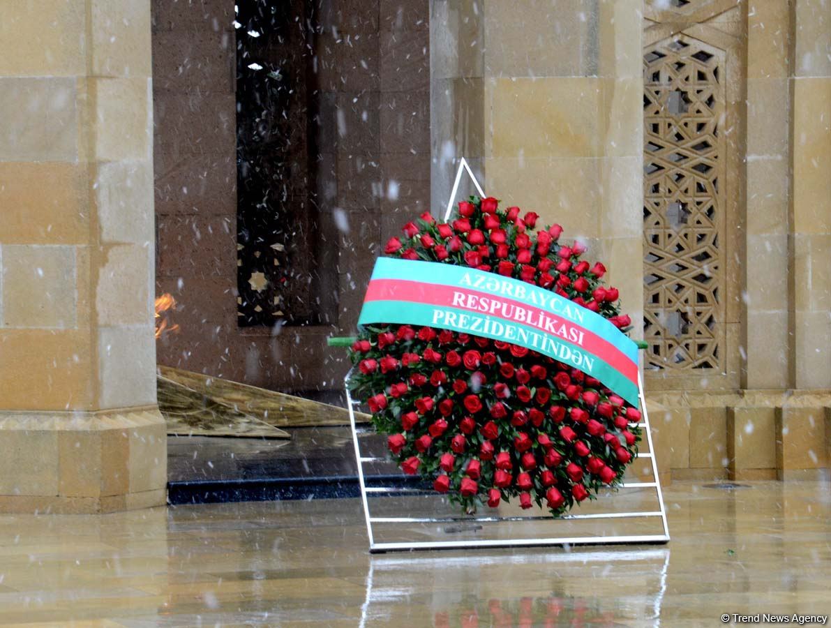 Azerbaijani people honoring memory of 20 January tragedy victims (PHOTOS)