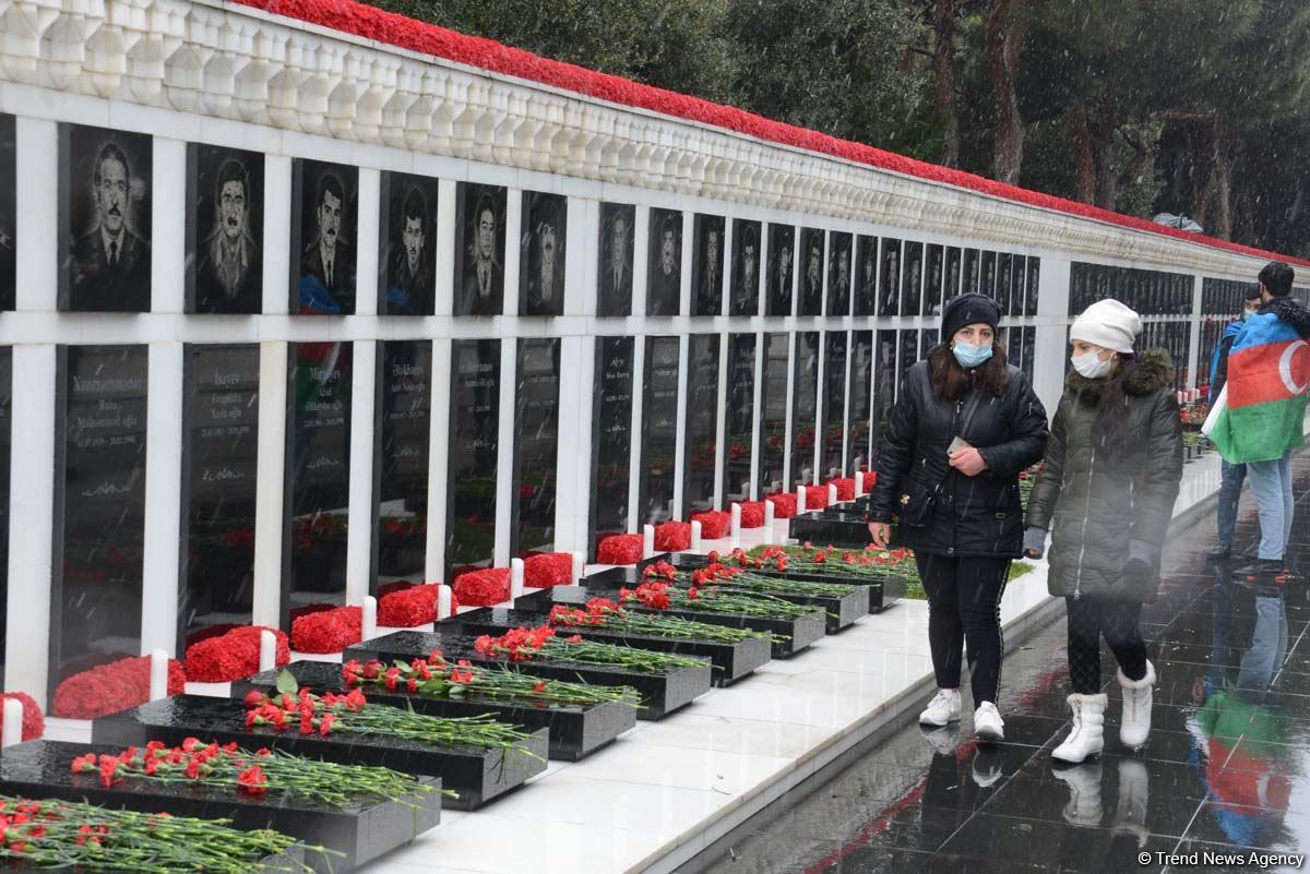 Azerbaijani people honoring memory of 20 January tragedy victims (PHOTOS)