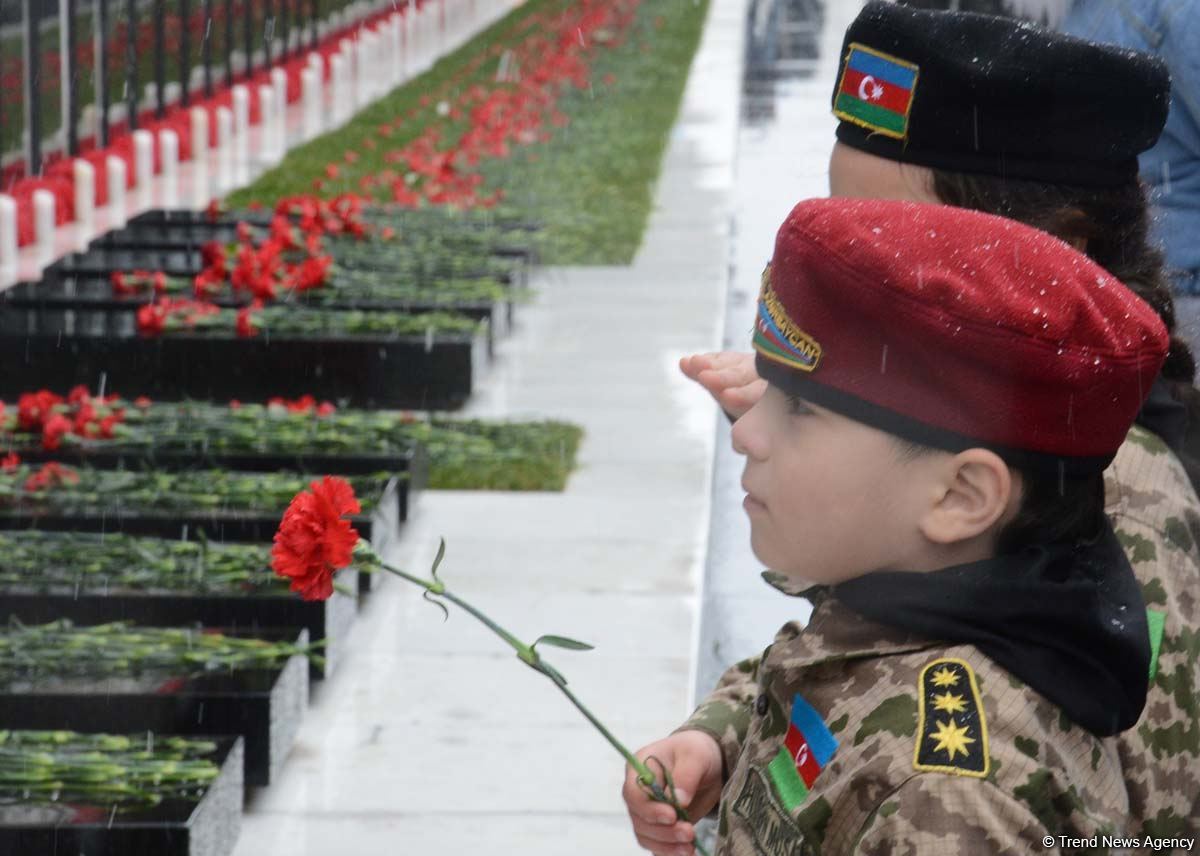 Azerbaijani people honoring memory of 20 January tragedy victims (PHOTOS)