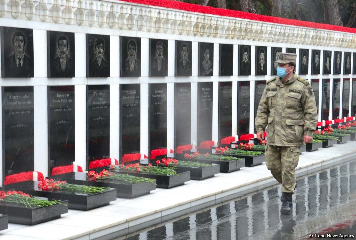 Azerbaijani people honoring memory of 20 January tragedy victims (PHOTOS)
