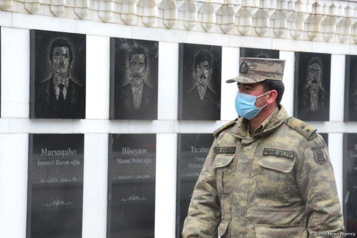 Azerbaijani people honoring memory of 20 January tragedy victims (PHOTOS)