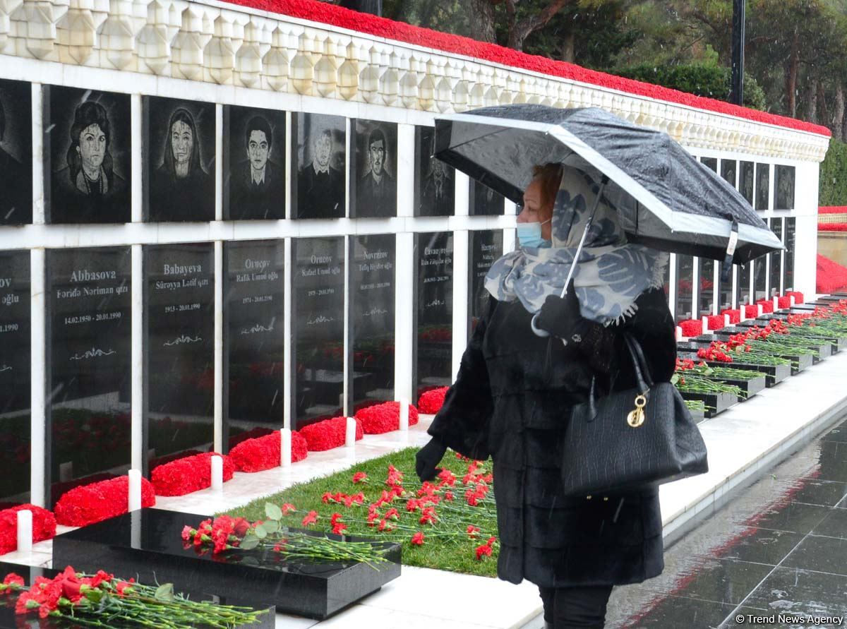 Azerbaijani people honoring memory of 20 January tragedy victims (PHOTOS)
