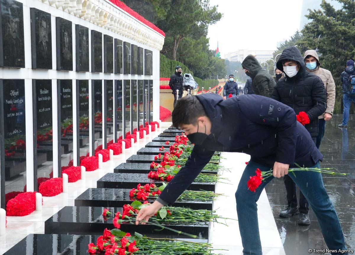 Azerbaijani people honoring memory of 20 January tragedy victims (PHOTOS)