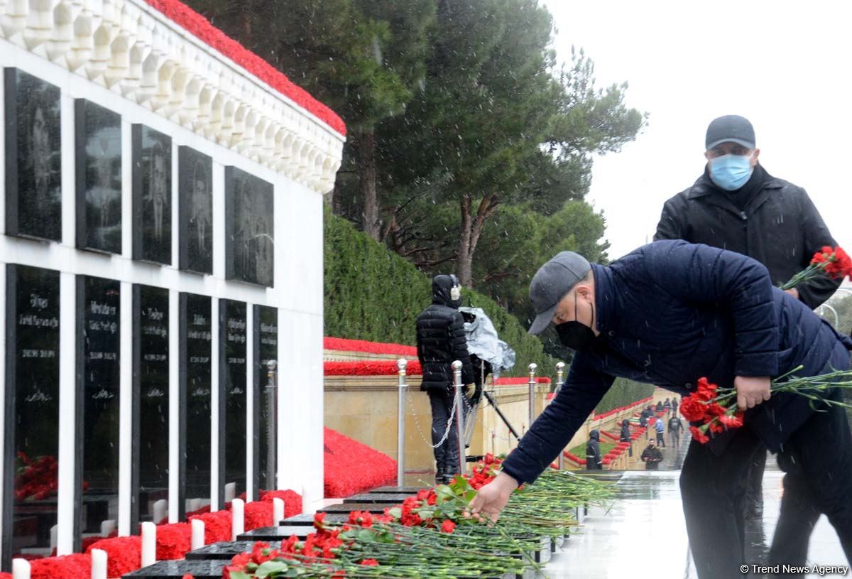 Azerbaijani people honoring memory of 20 January tragedy victims (PHOTOS)