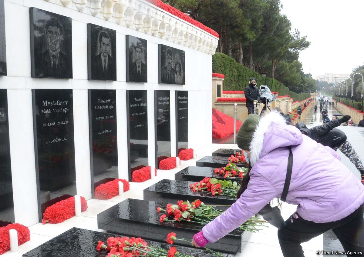 Azerbaijani people honoring memory of 20 January tragedy victims (PHOTOS)