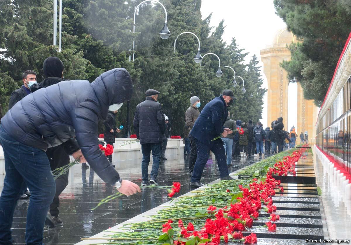 Azerbaijani people honoring memory of 20 January tragedy victims (PHOTOS)