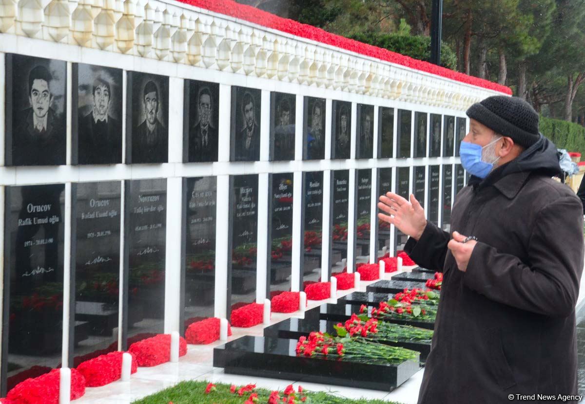 Azerbaijani people honoring memory of 20 January tragedy victims (PHOTOS)