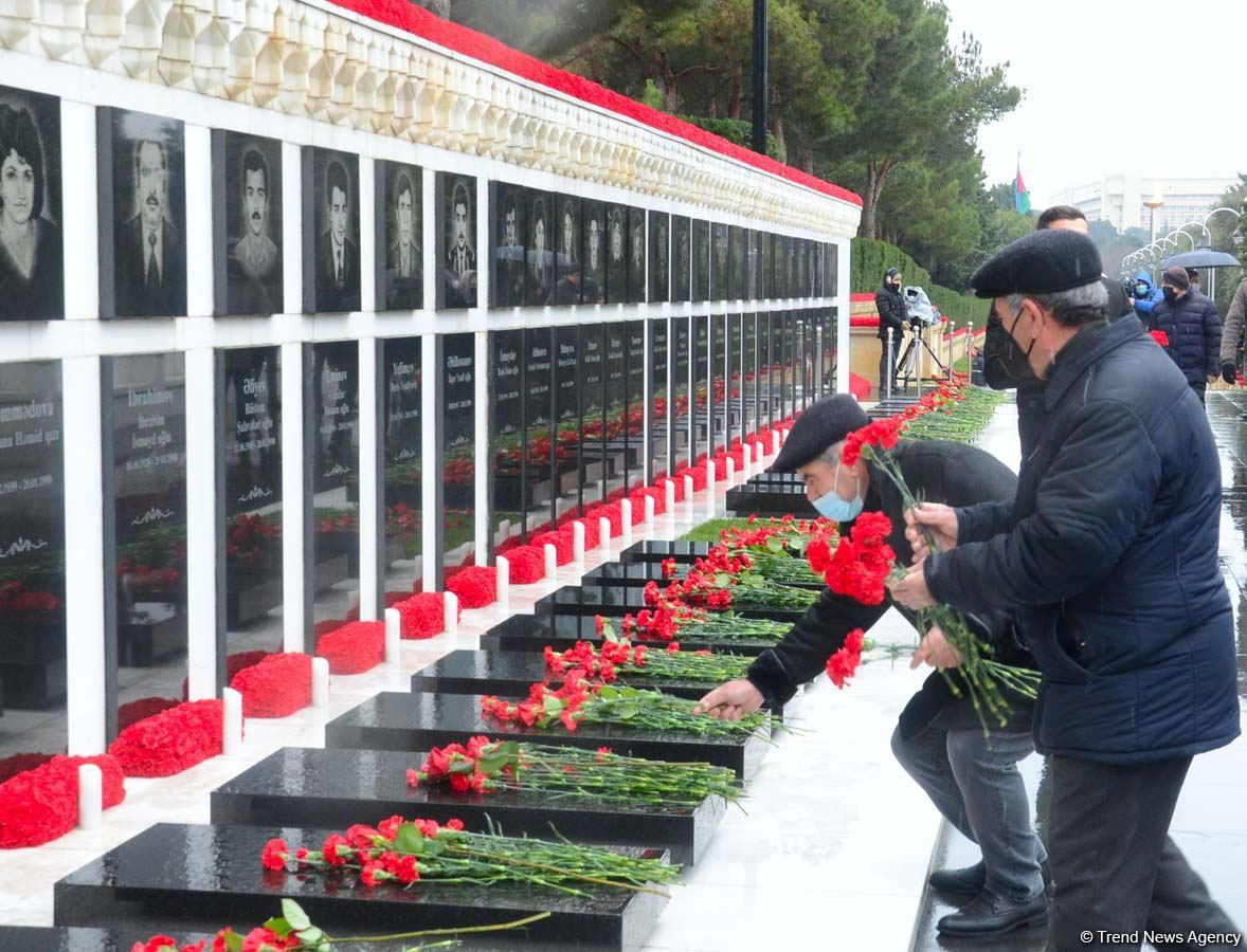 Azerbaijani people honoring memory of 20 January tragedy victims (PHOTOS)