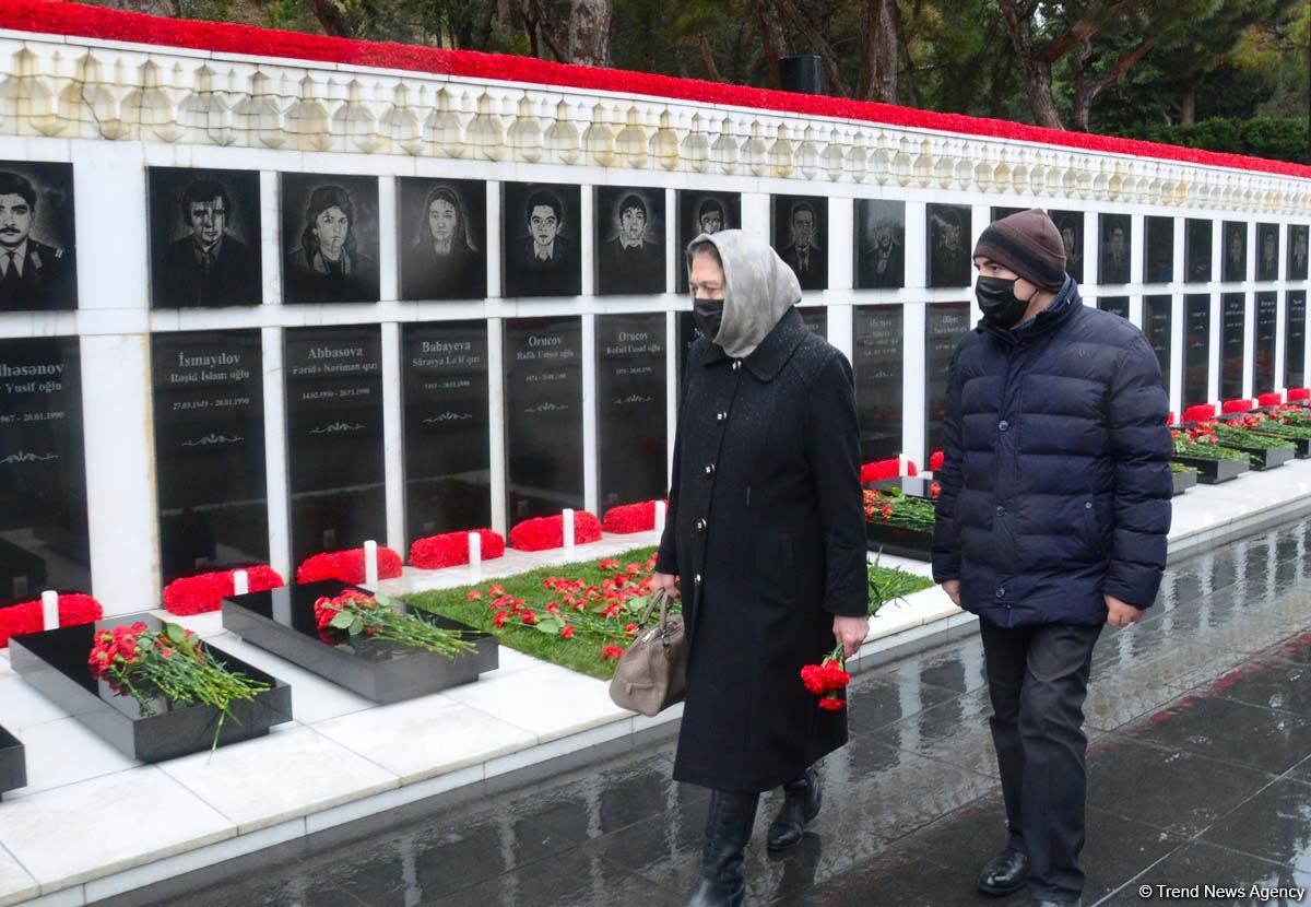 Azerbaijani people honoring memory of 20 January tragedy victims (PHOTOS)