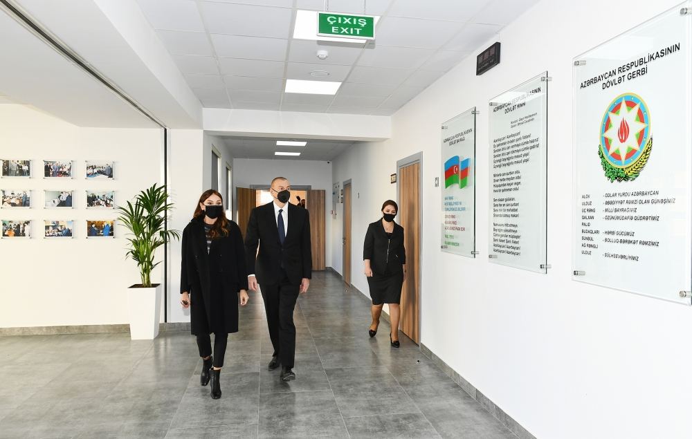 Azerbaijani president, first lady view conditions created at school-lyceum in Khirdalan city (PHOTO)