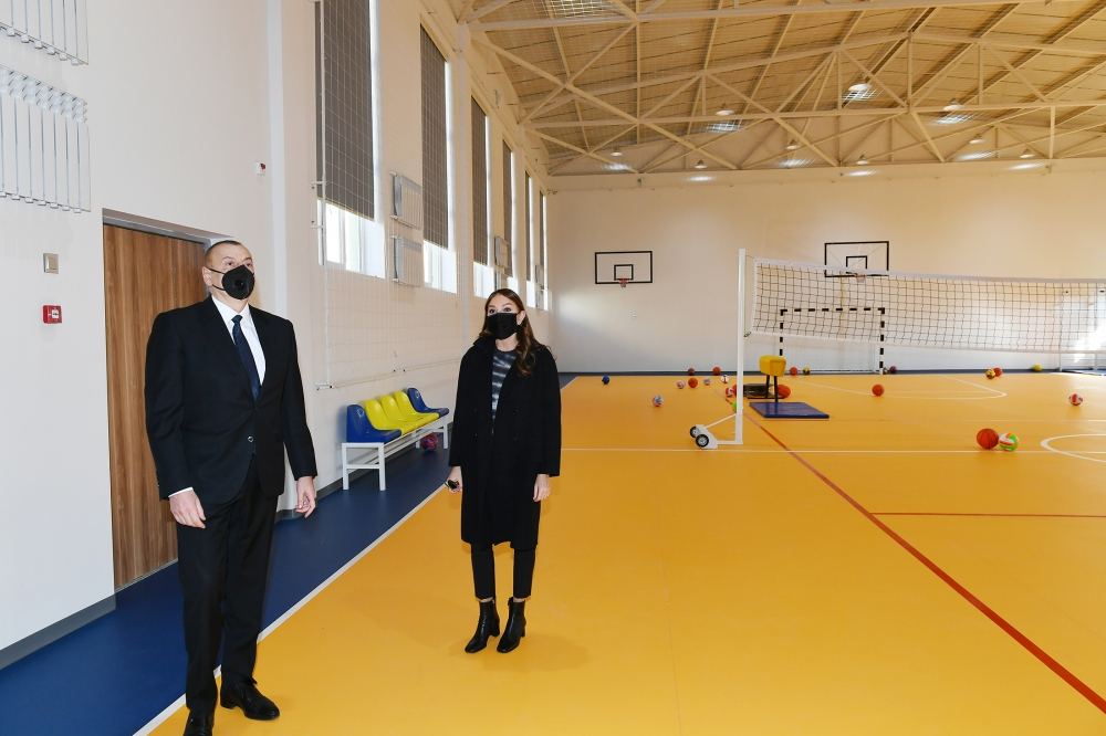Azerbaijani president, first lady view conditions created at school-lyceum in Khirdalan city (PHOTO)