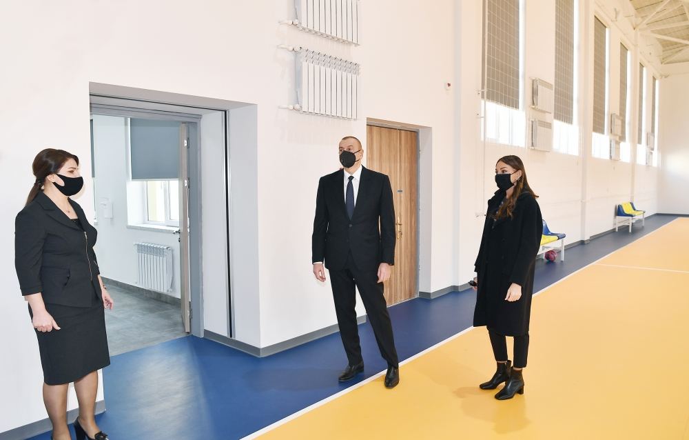 Azerbaijani president, first lady view conditions created at school-lyceum in Khirdalan city (PHOTO)