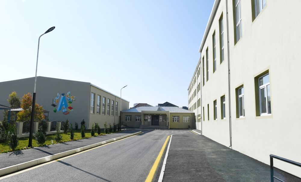 Azerbaijani president, first lady view conditions created at school-lyceum in Khirdalan city (PHOTO)