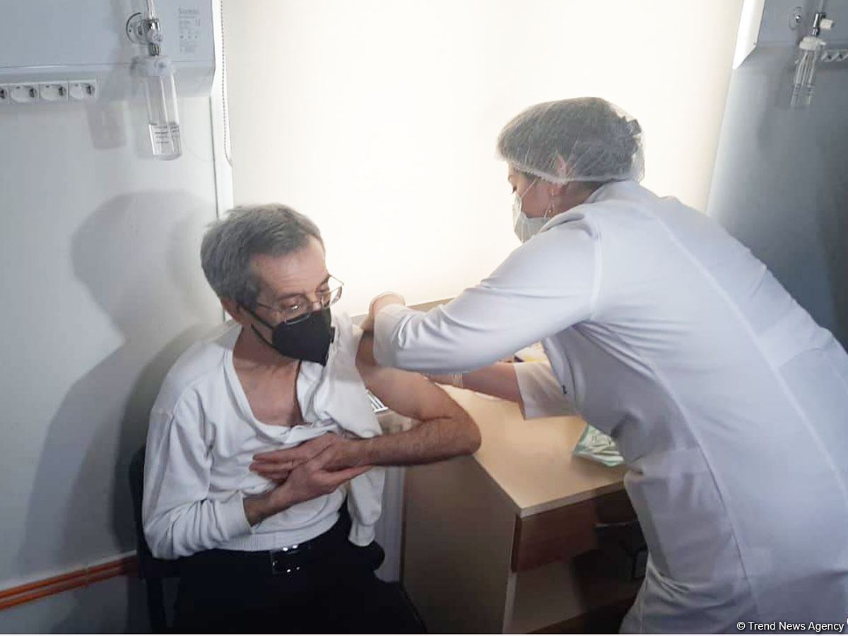 Azerbaijan starts vaccination of state employees - Trend TV reports (PHOTO)