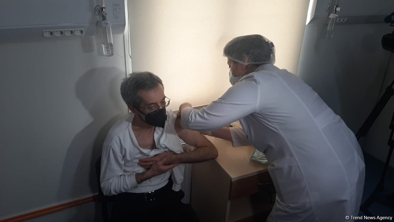 Azerbaijan starts vaccination of state employees - Trend TV reports (PHOTO)