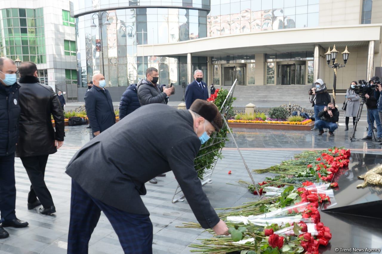 Azerbaijani population honoring memory of victims of Khojaly genocide (PHOTO)