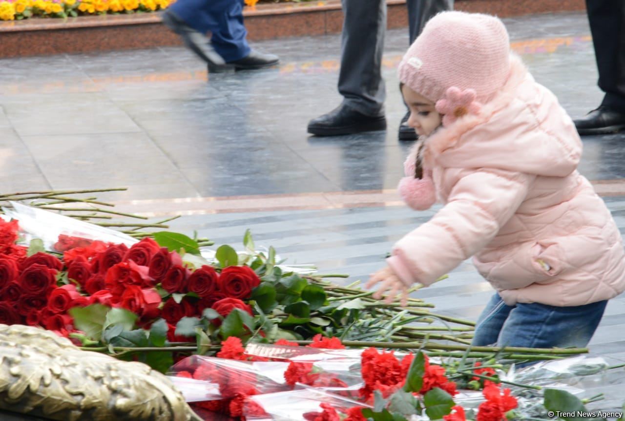 Azerbaijani population honoring memory of victims of Khojaly genocide (PHOTO)