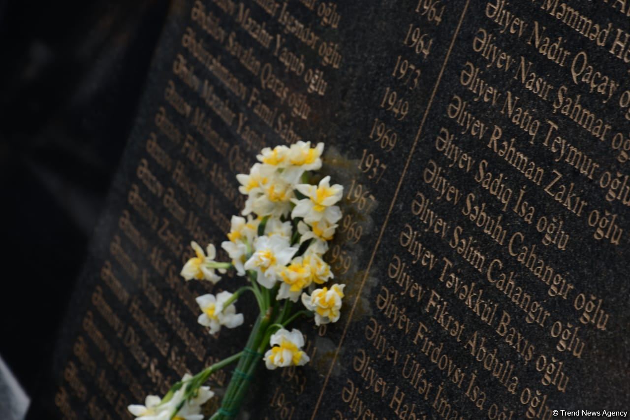 Azerbaijani population honoring memory of victims of Khojaly genocide (PHOTO)