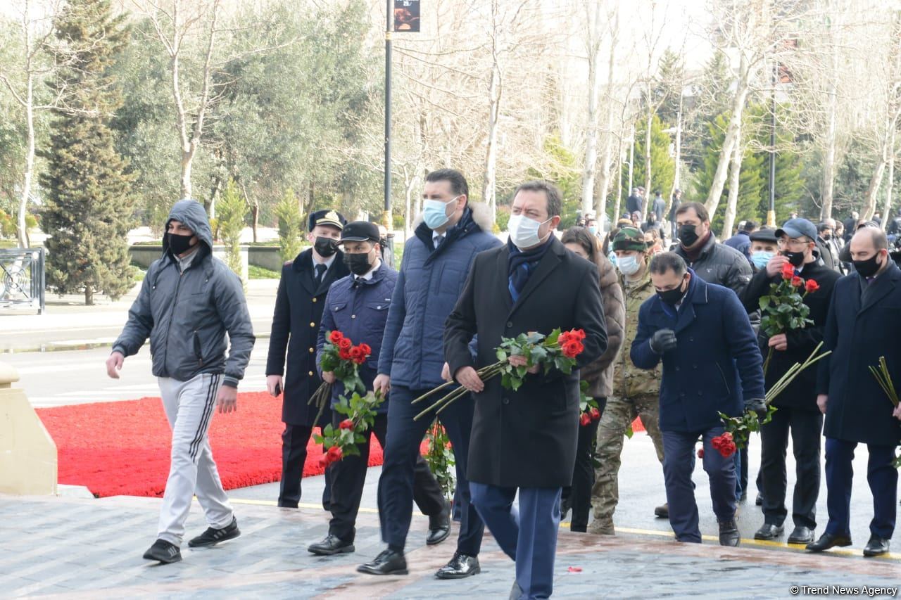 Azerbaijani population honoring memory of victims of Khojaly genocide (PHOTO)