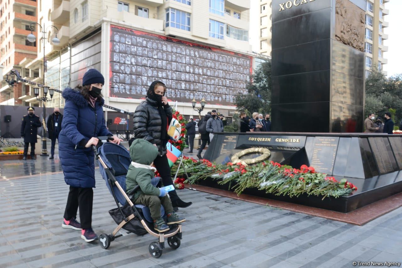Azerbaijani population honoring memory of victims of Khojaly genocide (PHOTO)