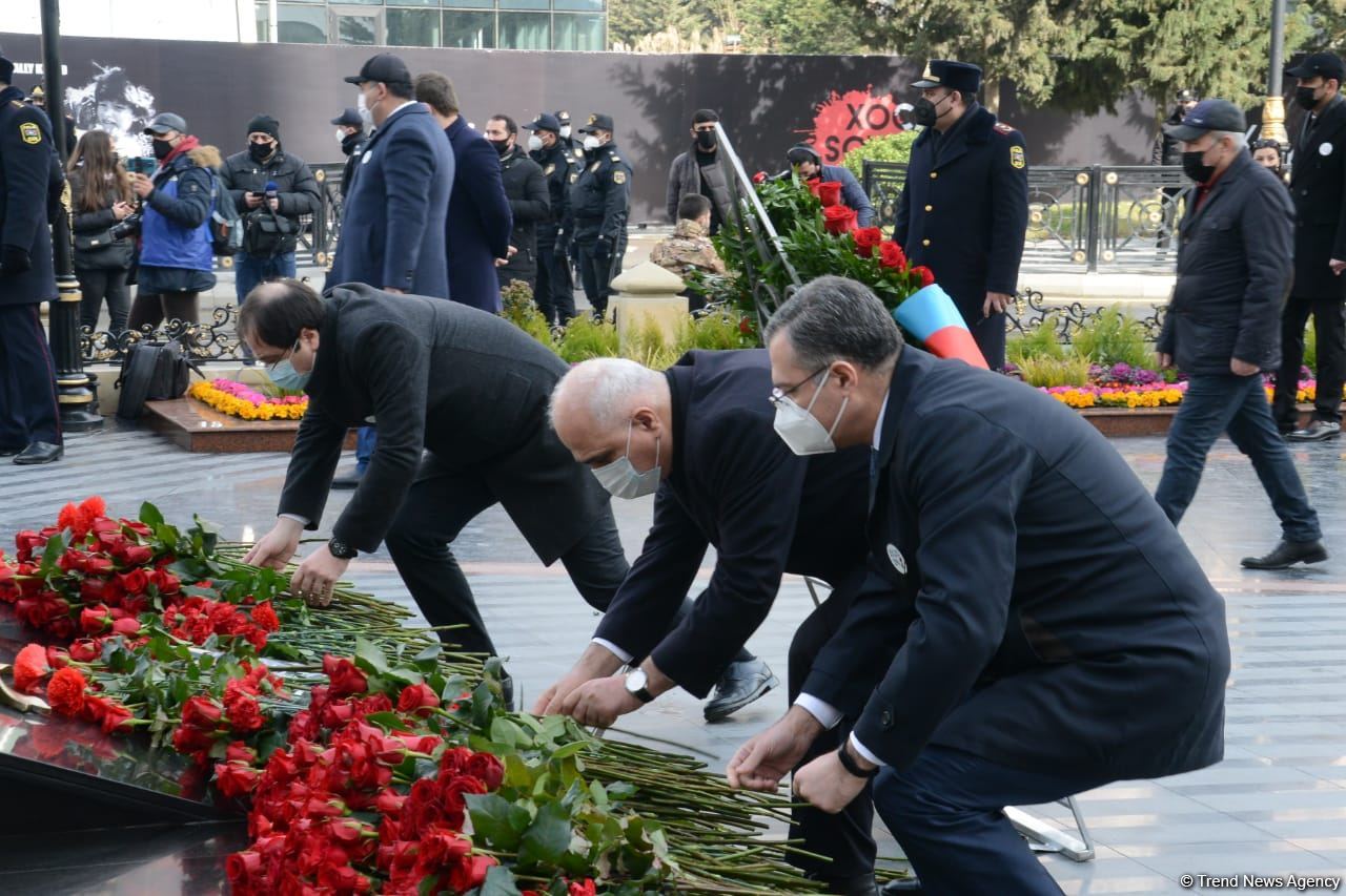 Azerbaijani population honoring memory of victims of Khojaly genocide (PHOTO)