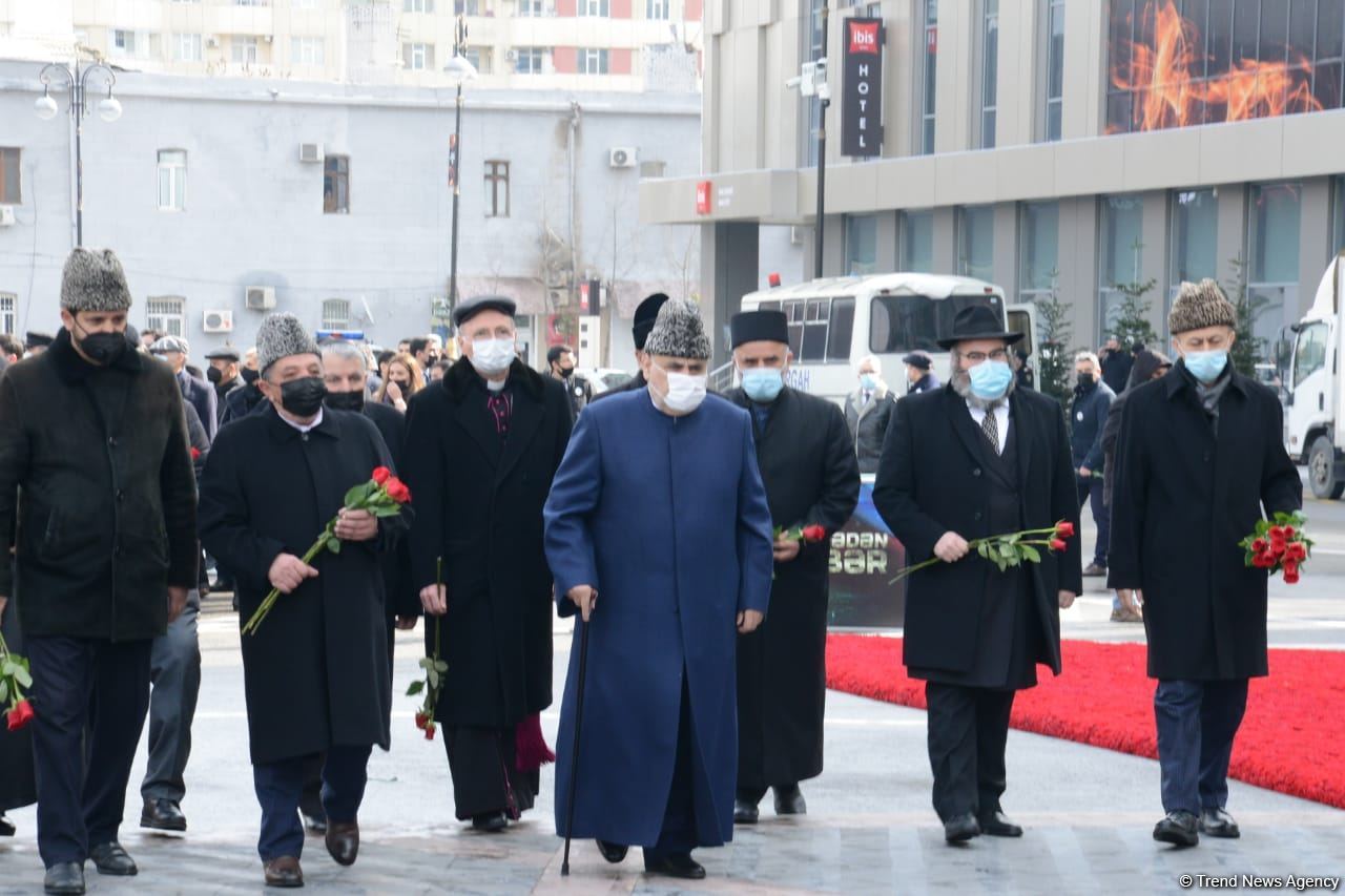 Azerbaijani population honoring memory of victims of Khojaly genocide (PHOTO)