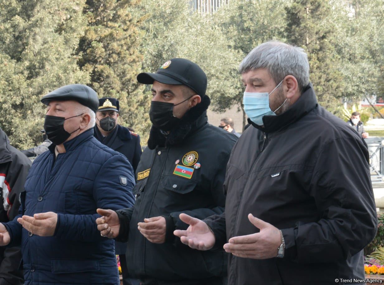 Azerbaijani population honoring memory of victims of Khojaly genocide (PHOTO)