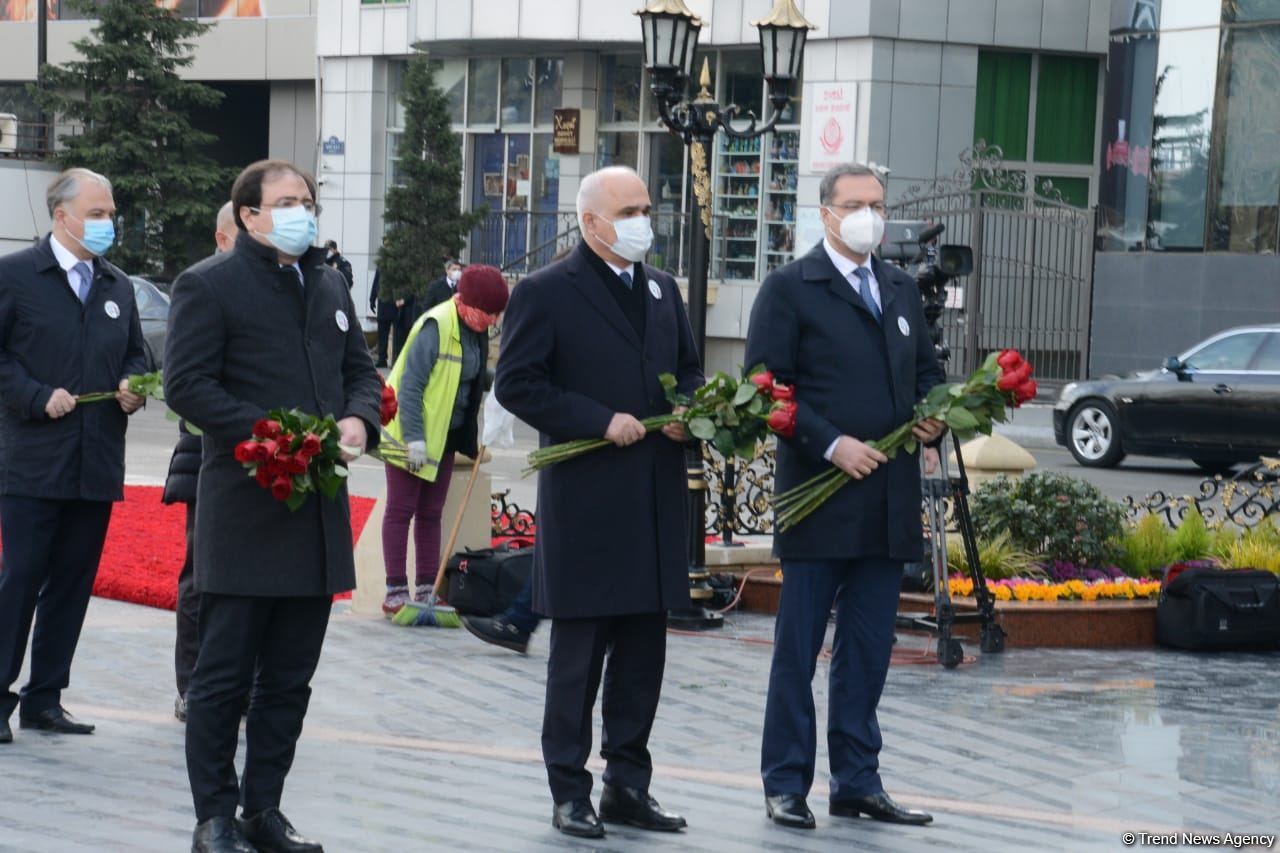 Azerbaijani population honoring memory of victims of Khojaly genocide (PHOTO)