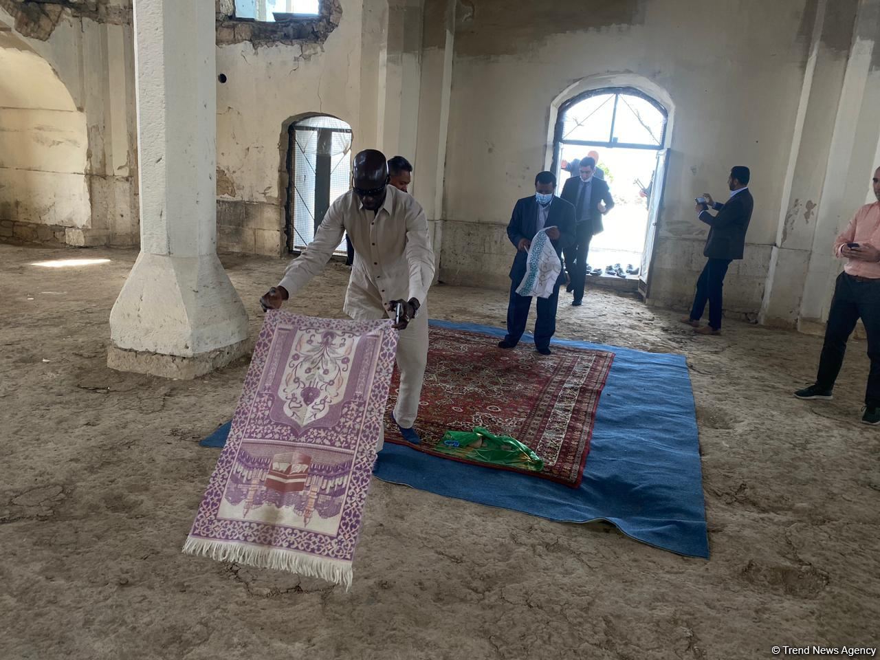 OIC reps pray in Juma Mosque during visit to Azerbaijan’s Aghdam district (PHOTO/VIDEO)