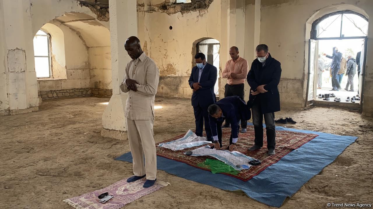 OIC reps pray in Juma Mosque during visit to Azerbaijan’s Aghdam district (PHOTO/VIDEO)