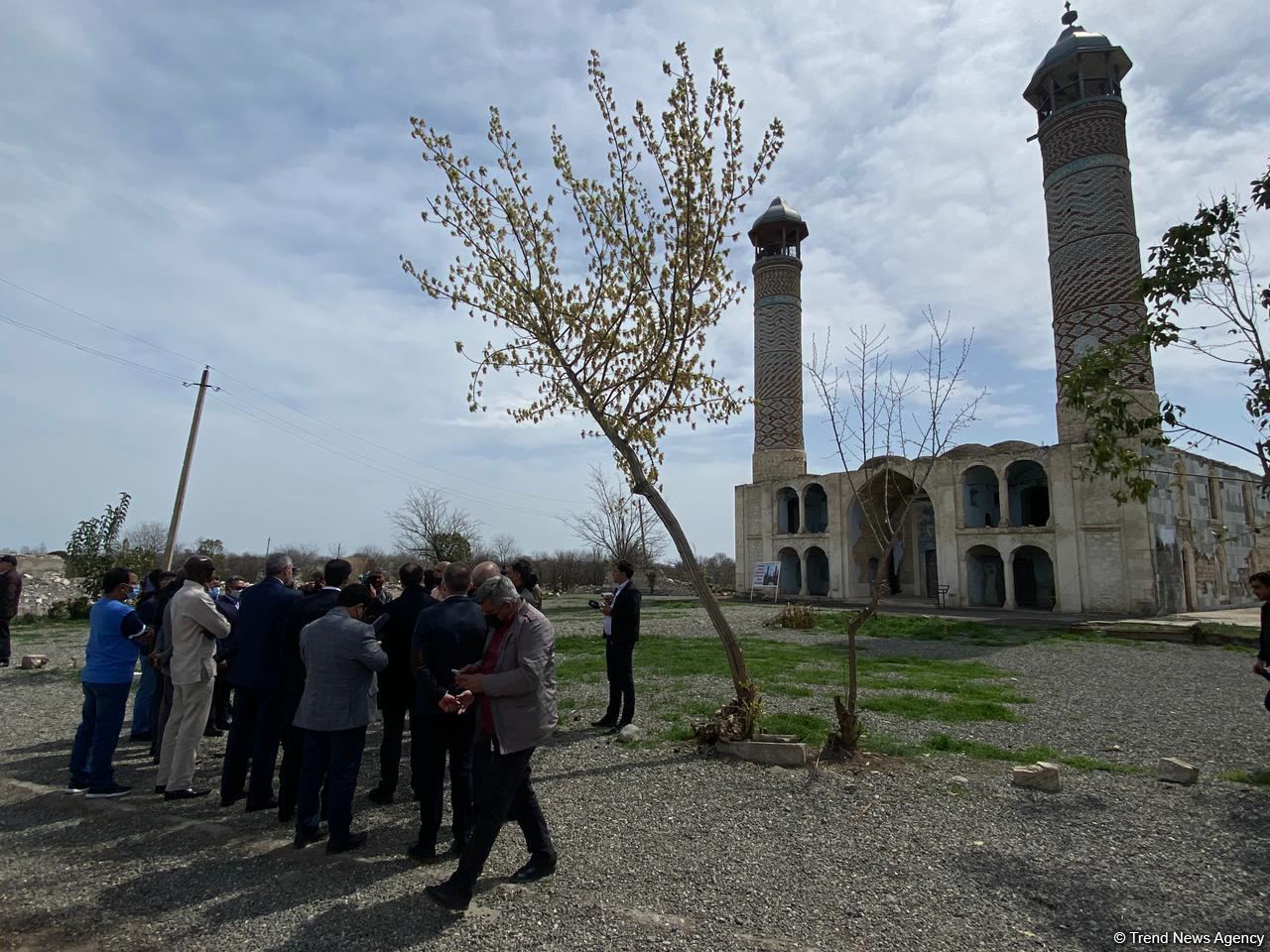 OIC reps pray in Juma Mosque during visit to Azerbaijan’s Aghdam district (PHOTO/VIDEO)