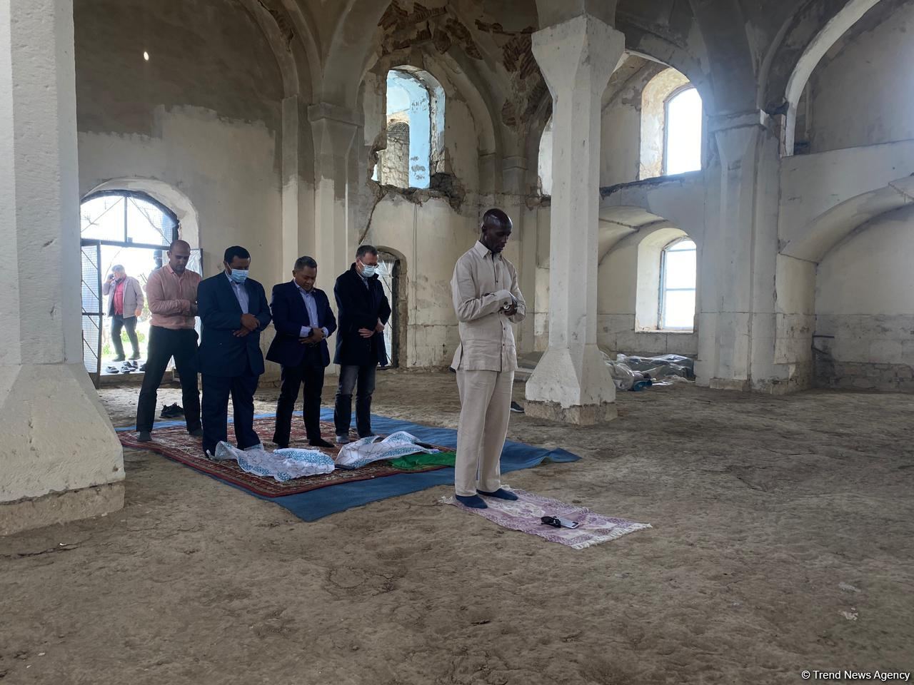 OIC reps pray in Juma Mosque during visit to Azerbaijan’s Aghdam district (PHOTO/VIDEO)