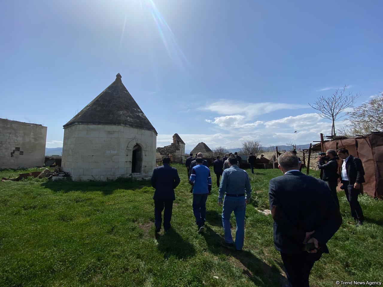 OIC reps visit Imaret cemetery in Azerbaijan's Aghdam district (PHOTO/VIDEO)