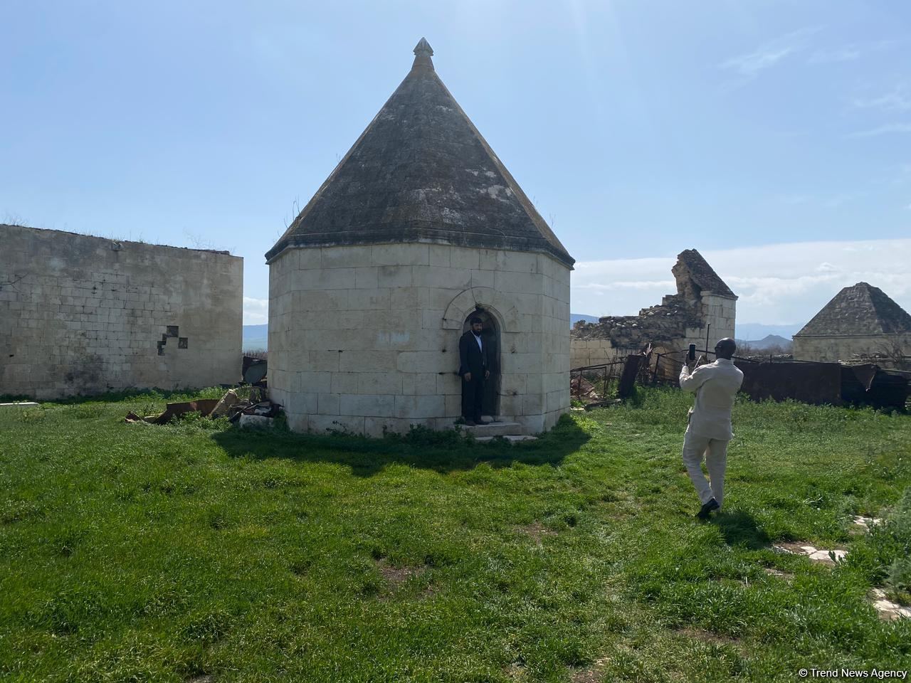 OIC reps visit Imaret cemetery in Azerbaijan's Aghdam district (PHOTO/VIDEO)