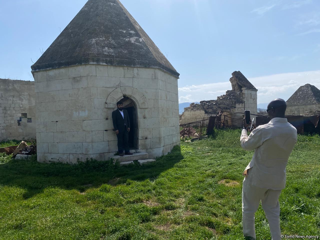 OIC reps visit Imaret cemetery in Azerbaijan's Aghdam district (PHOTO/VIDEO)