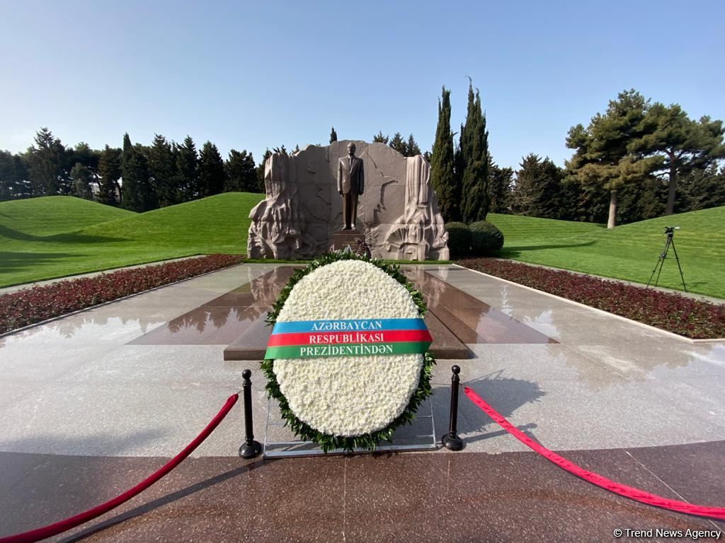 UN General Assembly chairman visits grave of Azerbaijani National Leader Heydar Aliyev (PHOTO)