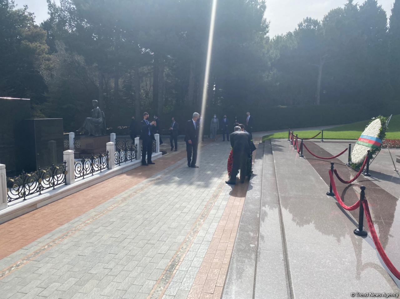 UN General Assembly chairman visits grave of Azerbaijani National Leader Heydar Aliyev (PHOTO)
