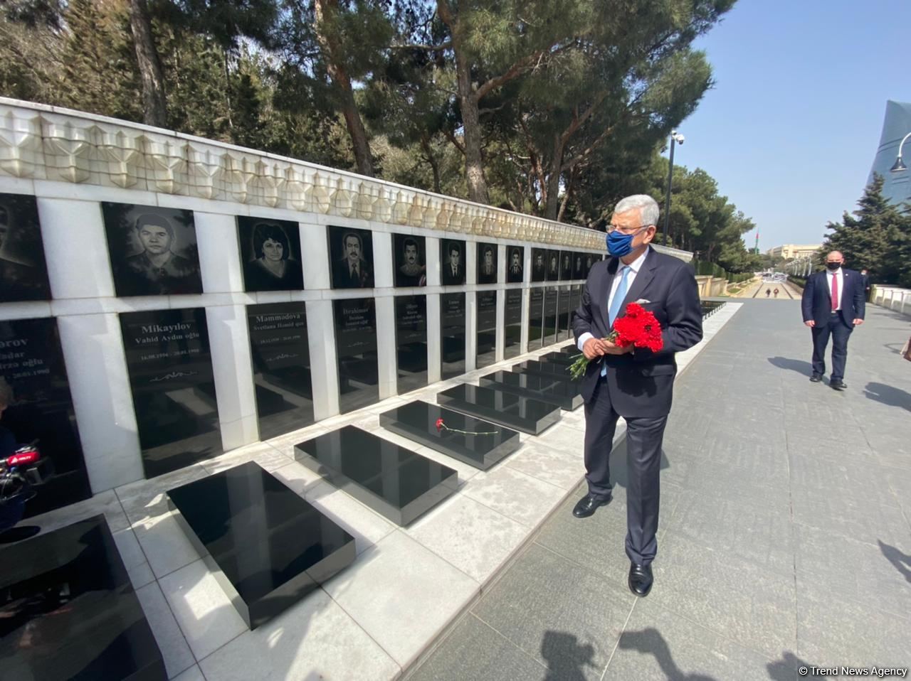 UN General Assembly chairman visits grave of Azerbaijani National Leader Heydar Aliyev (PHOTO)