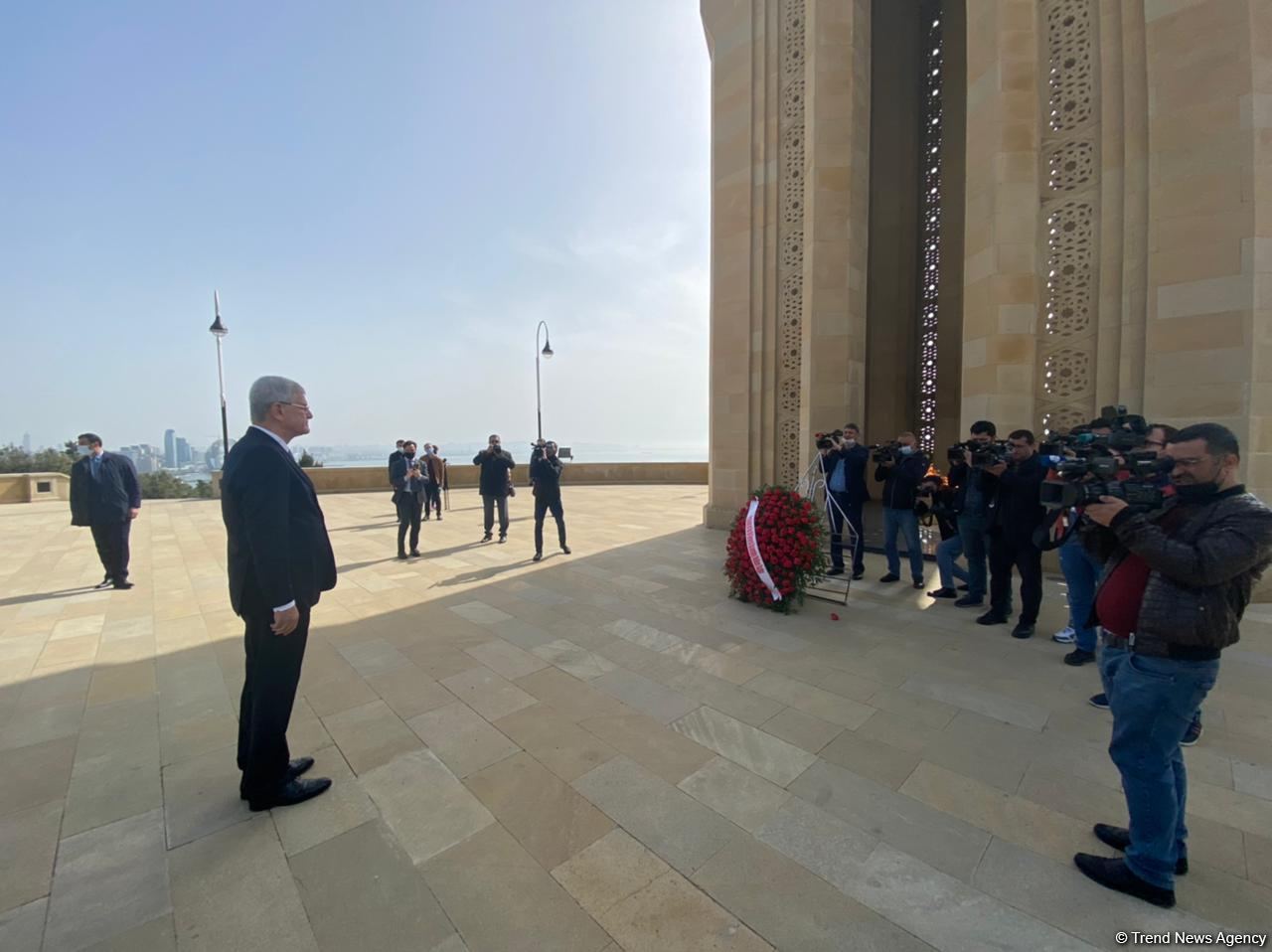 UN General Assembly chairman visits grave of Azerbaijani National Leader Heydar Aliyev (PHOTO)