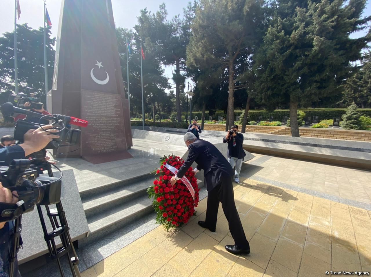 UN General Assembly chairman visits grave of Azerbaijani National Leader Heydar Aliyev (PHOTO)