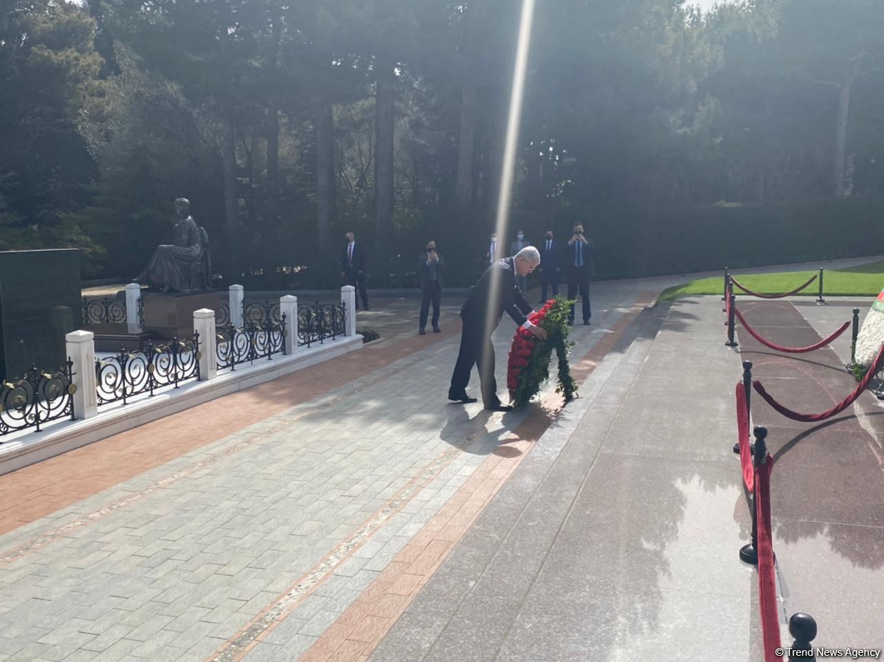 UN General Assembly chairman visits grave of Azerbaijani National Leader Heydar Aliyev (PHOTO)