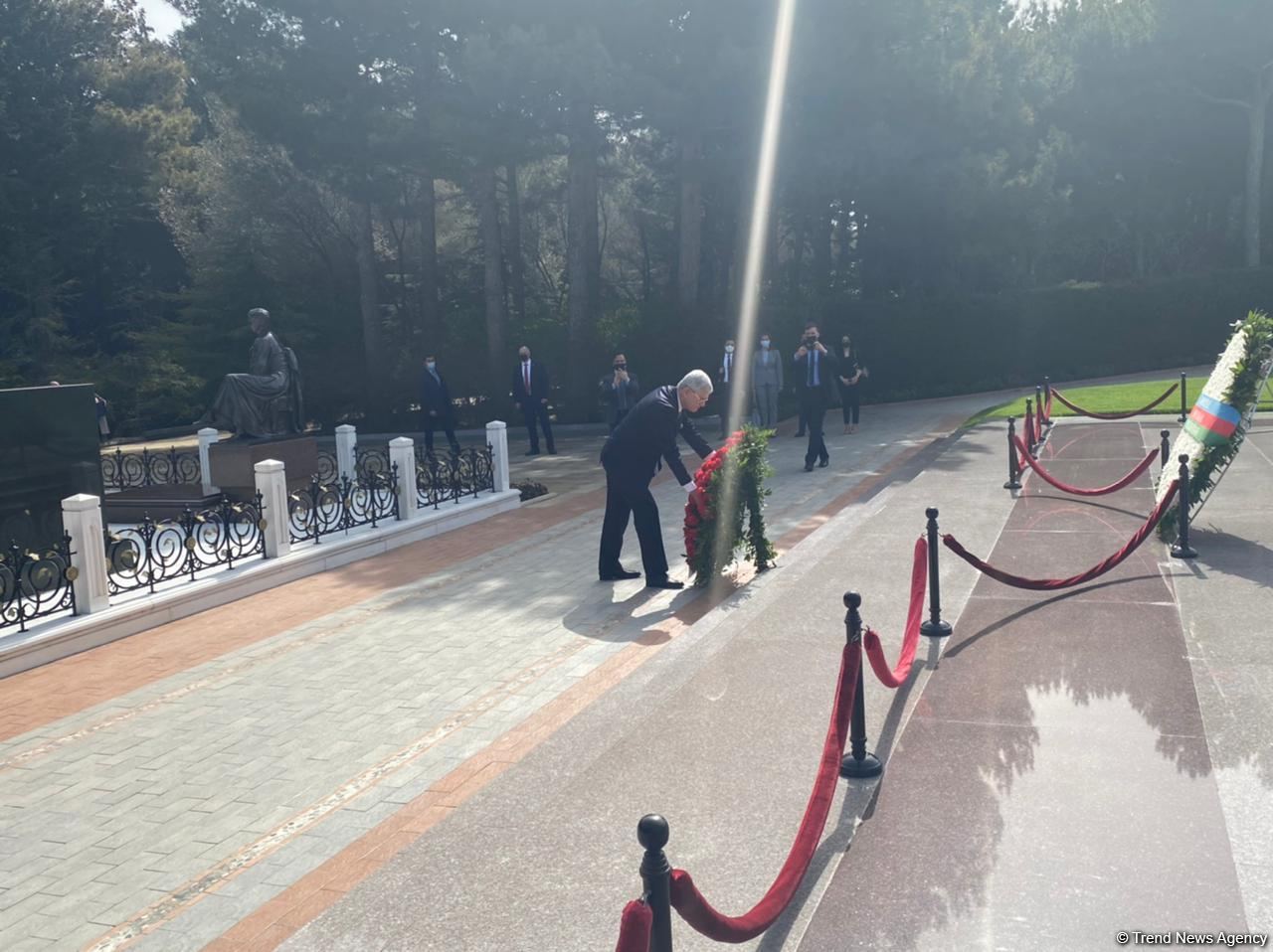 UN General Assembly chairman visits grave of Azerbaijani National Leader Heydar Aliyev (PHOTO)