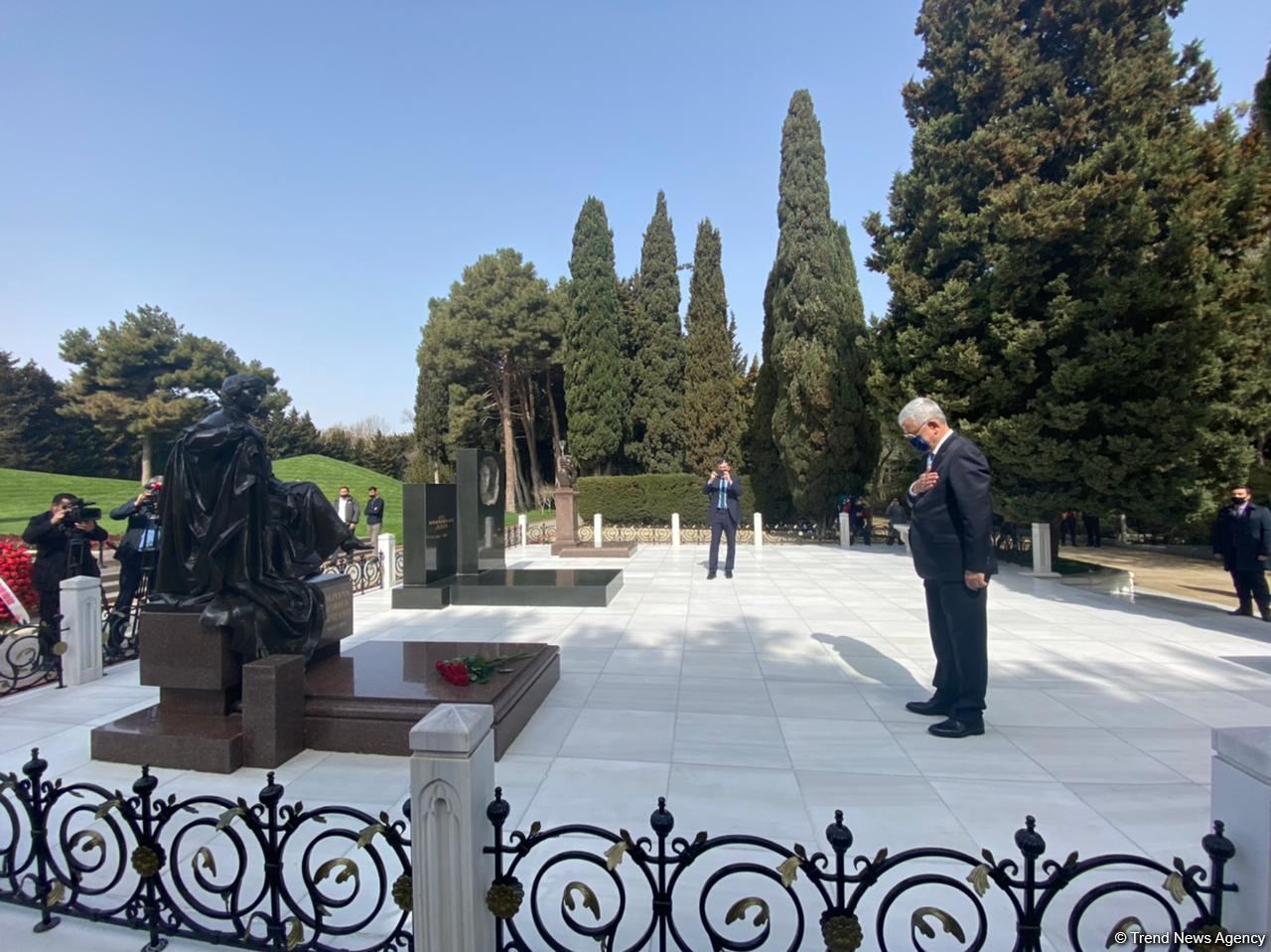 UN General Assembly chairman visits grave of Azerbaijani National Leader Heydar Aliyev (PHOTO)