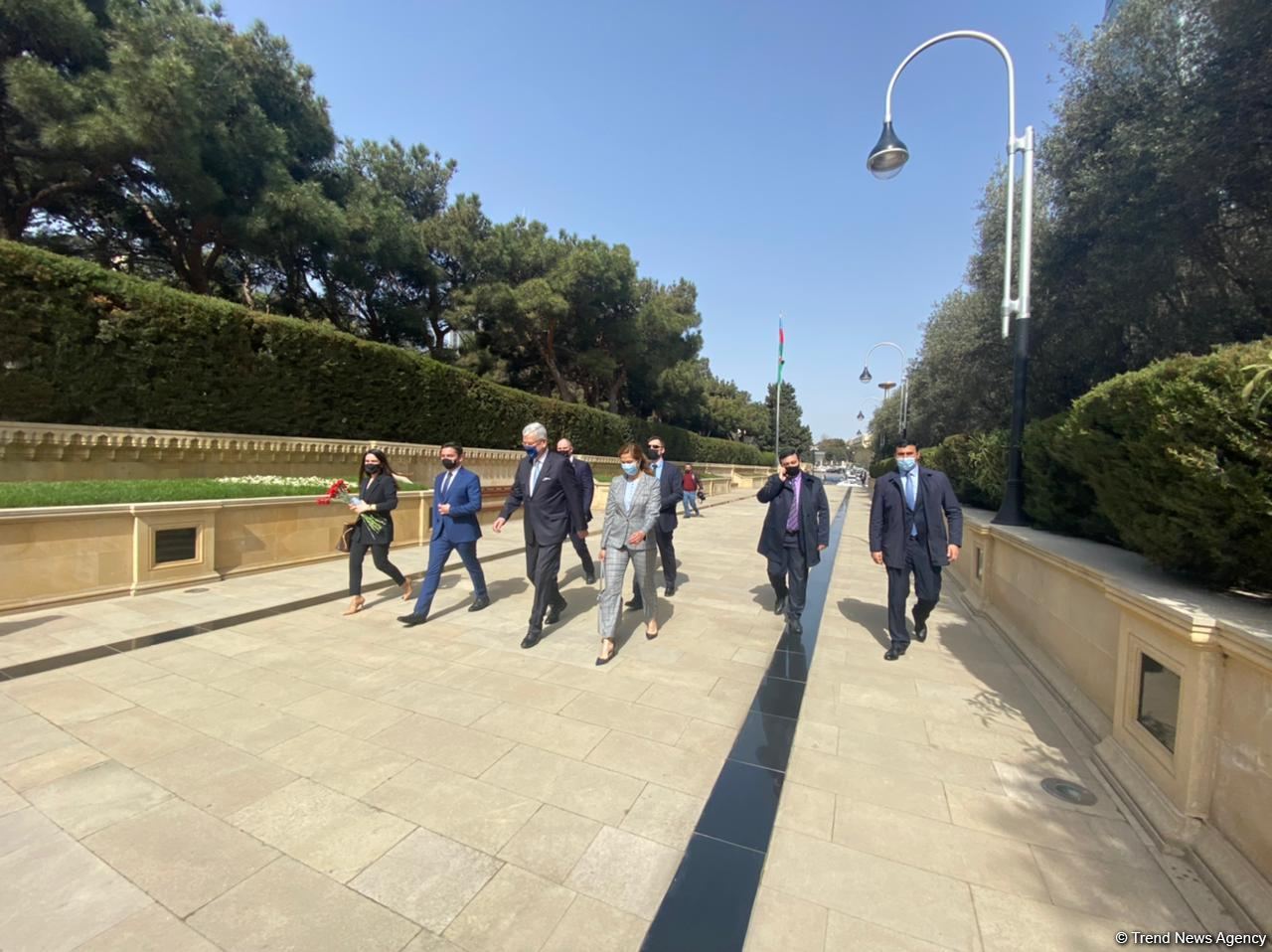 UN General Assembly chairman visits grave of Azerbaijani National Leader Heydar Aliyev (PHOTO)
