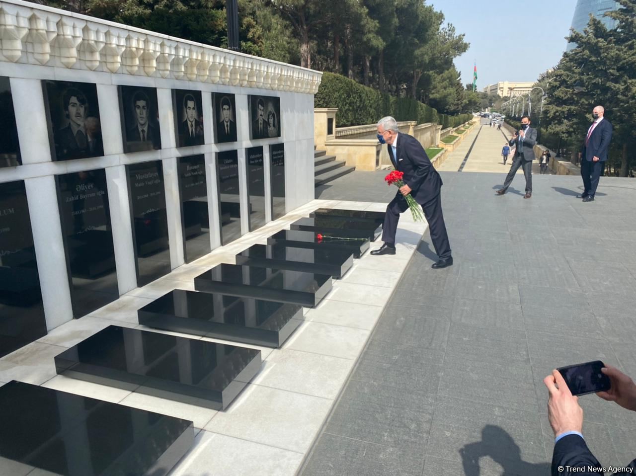 UN General Assembly chairman visits grave of Azerbaijani National Leader Heydar Aliyev (PHOTO)