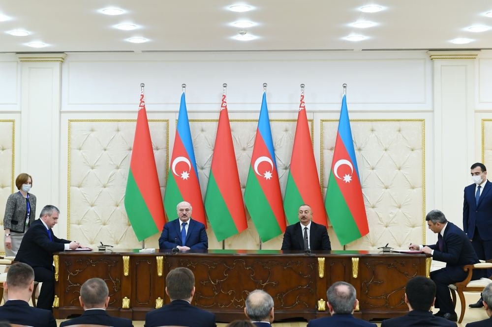 Azerbaijani, Belarusian presidents sign bilateral documents (PHOTO)